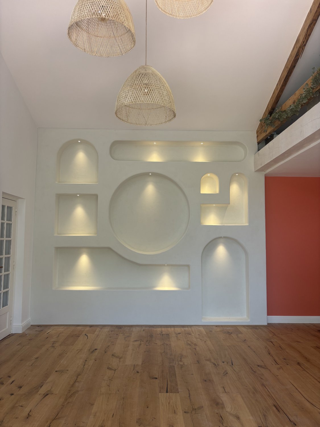 Bibliothèque maçonnée sur-mesure avec niches et arches